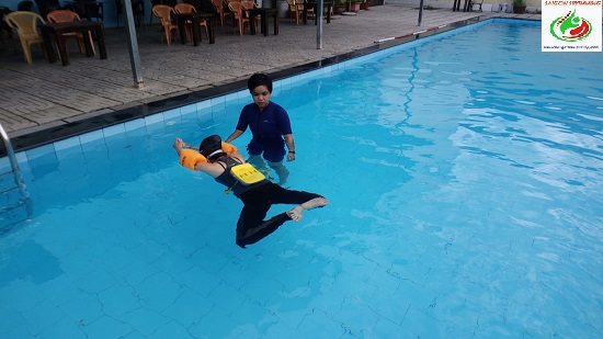 Hình ảnh giáo viên hướng dẫn học viên tập bơi ếch ở Quận Gò Vấp